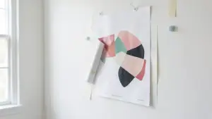jak przymocować plakat do ściany