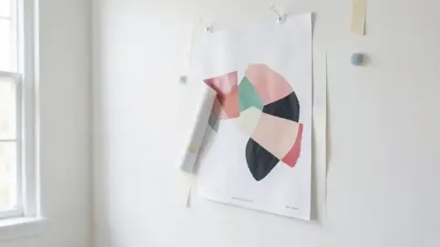 jak przymocować plakat do ściany